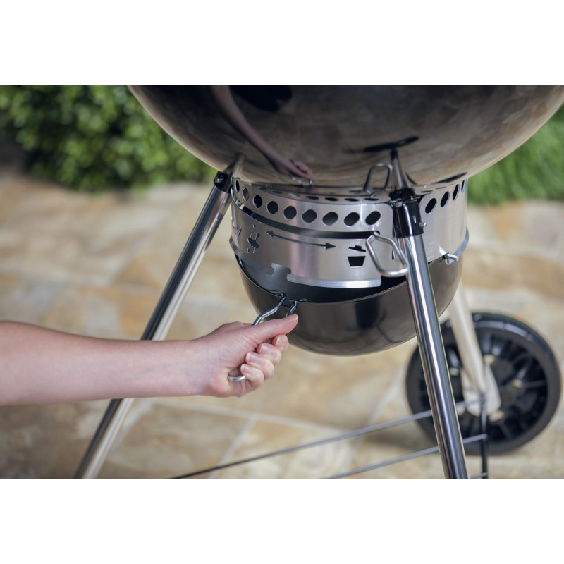 Угольный гриль Weber Master-Touch Premium E-5770 57 см, черный